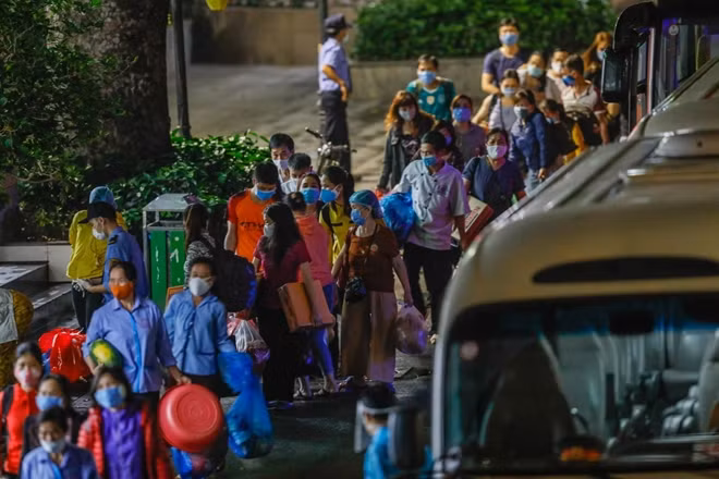 Hiện Bệnh viện Bạch Mai là "ổ dịch" lớn nhất cả nước với 12 bệnh nhân COVID-19 được xác định có liên quan đến bệnh viện này. Các chuyên gia cho rằng có 3 nguy cơ lây nhiễm COVID-19: Từ những người cung cấp dịch vụ; từ người chăm sóc bệnh nhân tại bệnh viện và từ nhân viên y tế.