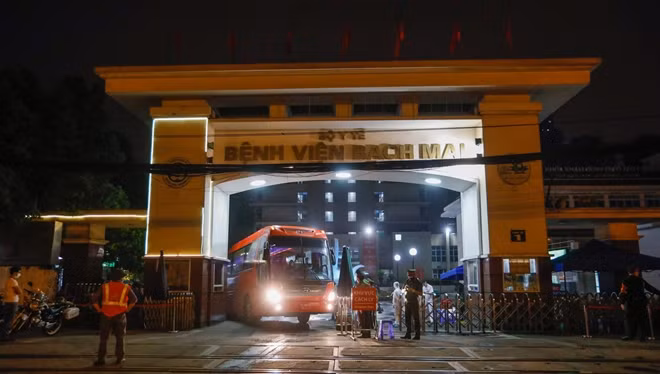 Sau khi hoàn thành nhiệm vụ, các cán bộ, chiến sĩ sẽ tiến hành tẩy trùng cho mỗi cá nhân, phương tiện kỹ càng theo bài bản trước khi trở về đơn vị.