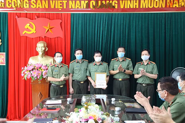 Lãnh đạo Công an tỉnh trao Quyết định tặng thưởng của Chủ tịch UBND tỉnh cho Phòng An ninh điều tra.