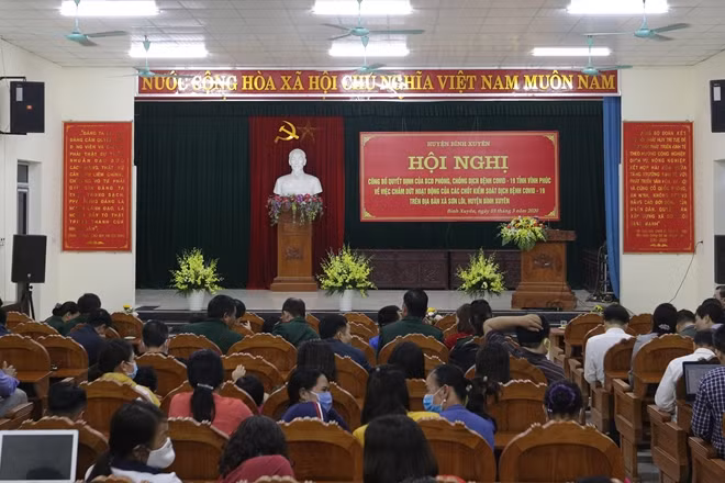 Tối 3/3, Vĩnh Phúc công bố quyết định hết thời gian khoanh vùng và cách ly với xã Sơn Lôi (huyện Bình Xuyên), nơi từng được coi là "tâm dịch" COVID-19. Địa phương từng ghi nhận 6 trong tổng số 11 người Vĩnh Phúc nhiễm virus chủng mới (SARS-CoV-2).