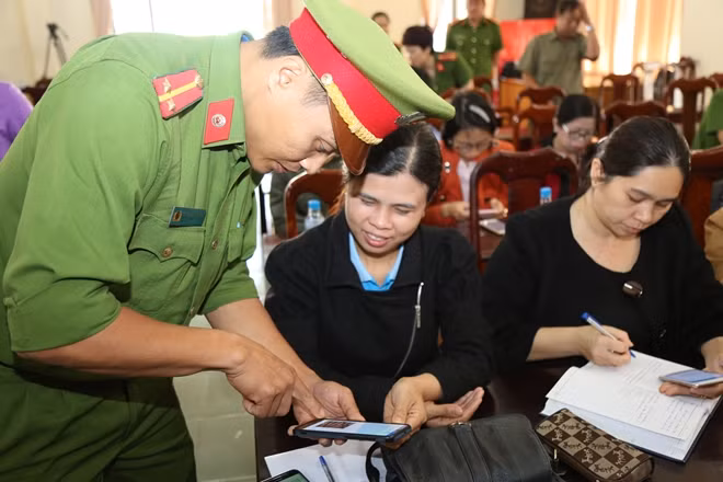 Cán bộ Công an phường Tân An hướng dẫn người dân sử dụng trang Zalo phòng, chống tội phạm.