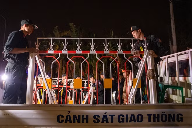 Hàng rào được lực lượng Công an thu dọn
