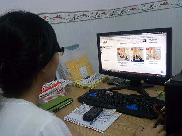 Kinh doanh online hiện đang phát triển mạnh. Kinh doanh online hiện đang phát triển mạnh.