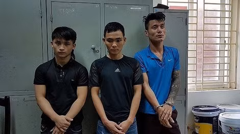 Các đối tượng trong ổ nhóm trộm đột nhập bị Công an quận Nam Từ Liêm bắt giữ cùng tang vật.