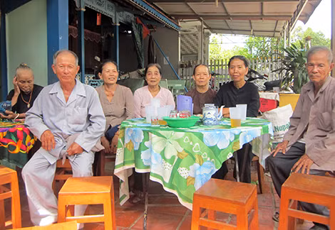 Người cao tuổi sinh hoạt vui vẻ, hòa đồng với nhau trong xóm Người cao tuổi sinh hoạt vui vẻ, hòa đồng với nhau trong xóm