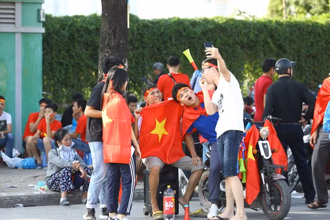 Một nhóm CĐV tranh thủ Selfie ghi lại kỷ niệm trước sân Mỹ Đình.