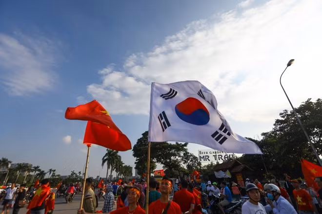 Ngay lúc này, quốc kỳ Hàn Quốc sánh vai bên quốc kỳ Việt Nam tung bay trước sân Mỹ Đình. Với các CĐV, đây như là lời cảm ơn của người hâm mộ bóng đá Việt tới người thuyền truyển HLV Park Hang-seo.