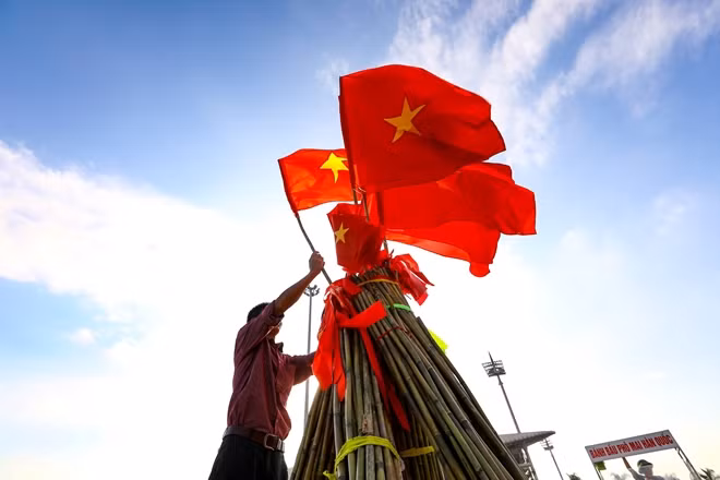 Chiếu, 16-11, dọc các con đường hướng về SVĐ Mỹ Đình đã ngập sắc đỏ của cờ, băng rôn, khẩu hiệu cổ vũ đội tuyển VN trước giờ thi đấu với đội tuyển Malaysia.