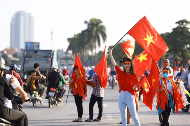 Những lá cờ tổ quốc, băng rôn tung bay giữa cái nắng ấm của thủ đô Hà Nội của những ngày đầu đông. Khắp nơi tràn ngập sắc đỏ trước trận đấu giữa đội tuyển Việt Nam và Malaysia.