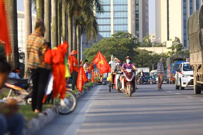 Đã lâu lắm rồi, sân Mỹ Đình mới lại rộn ràng, náo động đến vậy với không khí bóng đá tràn ngập.