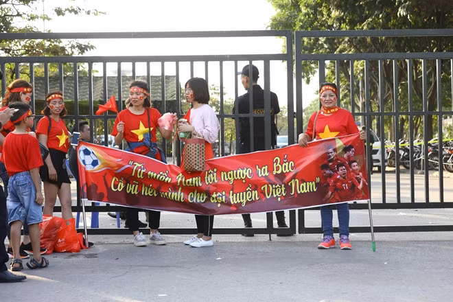 Một nhóm CĐV từ miền Nam ra Hà Nội mang theo tình yêu bóng đá tới sân Mỹ Đình cổ vũ cho thầy trò HLV Park Hang-seo.
