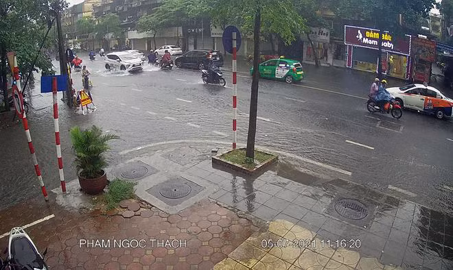 Phố Phạm Ngọc Thạch ngập nước.