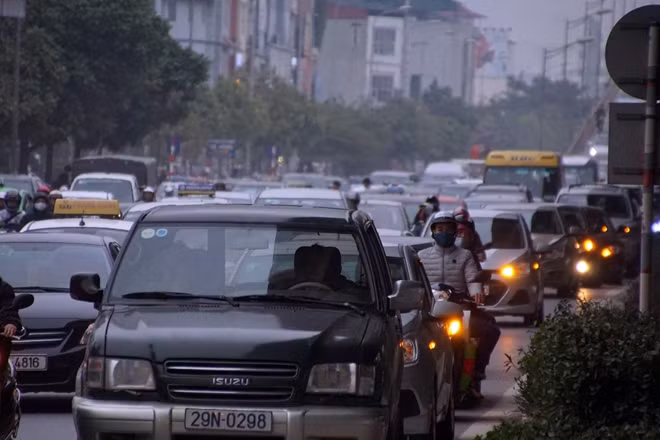 Xung đột giữa các dòng phương tiện từ nhiều tuyến đường gây ra áp lực giao thông quá lớn, ùn tắc cũng vì thế kéo dài suốt từ Pháp Vân tới Vành đai 3.
