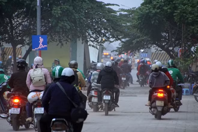 Đường giao thông "thất thủ", vỉa hè trở thành lối thoát duy nhất cho xe máy và xe đạp để tìm đường thoát khỏi ùn tắc.