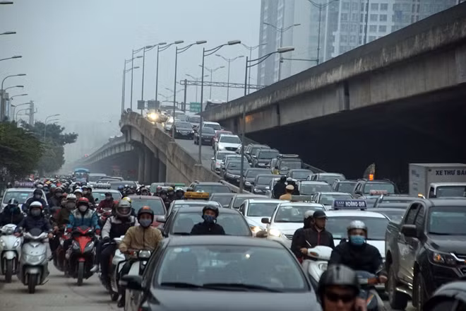 Bên cạnh đó là hình ảnh xe máy "tả xung hữu đột" vào dòng xe ô tô để tìm lối thoát cho mình.