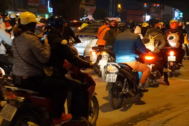 Ùn tắc kéo dài cùng làm nhỡ kế hoạch công việc của nhiều người khi trở lại Hà Nội.