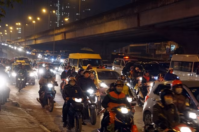 Đến hơn 19h, tình trạng giao thông vẫn đang rất "nóng" khiến ngày đầu tiên của năm mới trong tâm trí của nhiều người dân trở thành nỗi ám ảnh kinh hoàng.