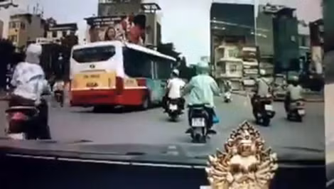 Hai người phụ nữ suýt chút nữa đã nằm gầm xe buýt. Hai người phụ nữ suýt chút nữa đã nằm gầm xe buýt.