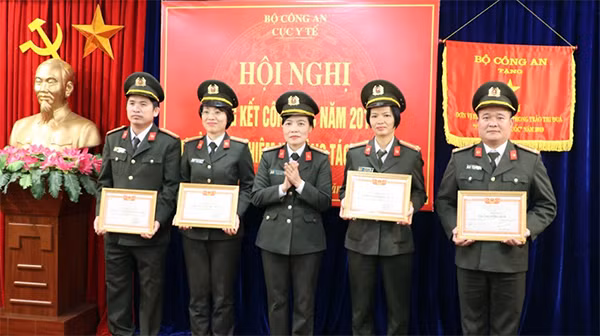 Đồng chí Đại tá Phạm Thị Lan Anh trao Danh hiệu Đơn vị Quyết thắng cho các tập thể.