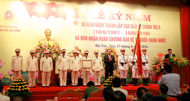 Đồng chí Trần Đại Quang, Ủy viên Bộ Chính trị, Chủ tịch nước CHXH Chủ nghĩa Việt Nam trao Bằng Huân chương Bảo vệ Tổ quốc hạng Nhất cho cán bộ Cục BVCT II Đồng chí Trần Đại Quang, Ủy viên Bộ Chính trị, Chủ tịch nước CHXH Chủ nghĩa Việt Nam trao Bằng Huân chương Bảo vệ Tổ quốc hạng Nhất cho cán bộ Cục BVCT II