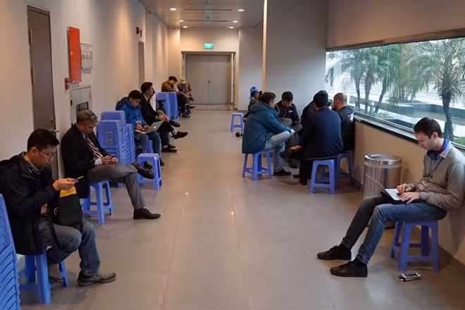 Trong lúc đó, nhiều phóng viên cũng tranh thủ gửi thông tin ban đầu về toà soạn.