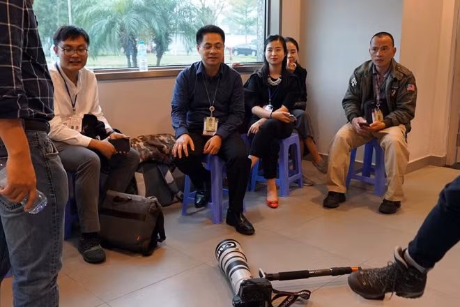Hồi hộp và khá căng thẳng khi tham gia đưa tin tại một sự kiện quan trọng nhưng vẫn có những giây phút các phóng viên "xả strees" cùng nhau với những câu chuyện đời thường hay tác nghiệp.