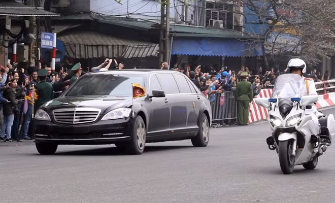 Giây phút căng mình khi đoàn xe của Chủ tịch Kim Jong-Un di chuyển khỏi cầu Chương Dương.