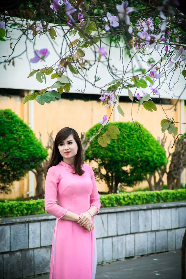 Nét dịu dàng của người con gái Hà Thành đua sắc bên vẻ đẹp hoang dại đặc trưng của núi rừng Tây Bắc.