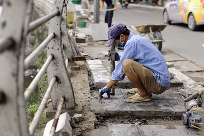 Gạch bê tông vân đá có nguyên liệu chính gồm xi măng, tro từ nhiệt điện, cát mịn, phụ gia tạo bọt hoặc khí, vôi. Để gạch đạt độ chín tiêu chuẩn phải phơi khô khoảng 30 ngày và quá trình này phụ thuộc nhiều vào điều kiện thời tiết.
