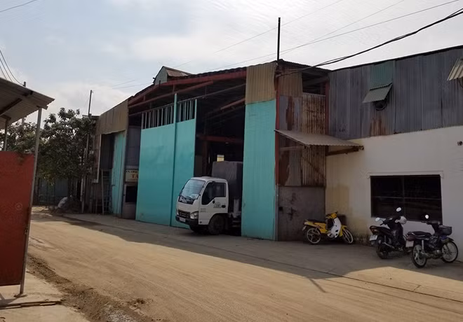 Một trong số các nhà xưởng không phép mọc lên trên khu đất nông nghiệp của bà Nga, ông Dẫn.
