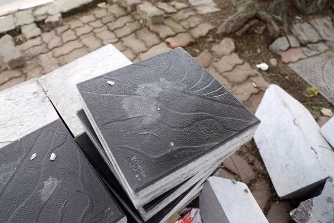 Những viên gạch bê tông vân đá đạt chuẩn cho việc thi công có kích thước 40 x 40 x 05 cm, nặng khoảng 14 kg, có màu xám giống đá nên thường được gọi là gạch bê tông giả đá, được sản xuất tại một nhà máy ở Văn Giang (Hưng Yên).