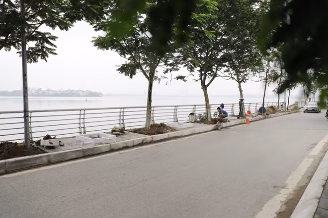 UBND TP Hà Nội vừa ban hành quyết định về thiết kế mẫu vỉa hè đô thị trên địa bàn thành phố. Theo đó, hơn 100 tuyến phố tại thủ đô sẽ được lát đá tự nhiên hoặc gạch bê tông vân đá, gạch block.