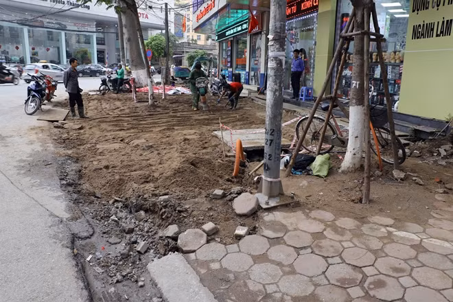 Tại khu vực quận Cầu Giấy, tuyến phố Trần Đăng Ninh cũng đang được thi công thay thế gạch lát vỉa hè cũ tương tự phố Trích Sài.