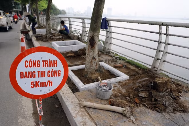 Một trong những tuyến phố, tuyến đường đầu tiên được thực hiện "thay áo" vỉa hè là phố Trích Sài (quận Tây Hồ). Việc thi công đã diễn ra trong hơn 1 tháng nay, gạch ốp vỉa hè cũ được thay thế bằng gạch bê tông bọt CLC hay còn gọi là gạch vân đá.