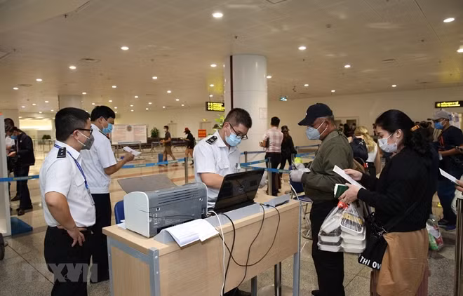 Hành khách làm thủ tục khai báo y tế tại sân bay.