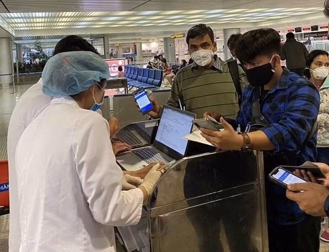 Từ ngày 10/3, toàn dân khai báo y tế trên app bằng cách tải về điện thoại. Ảnh: VOV