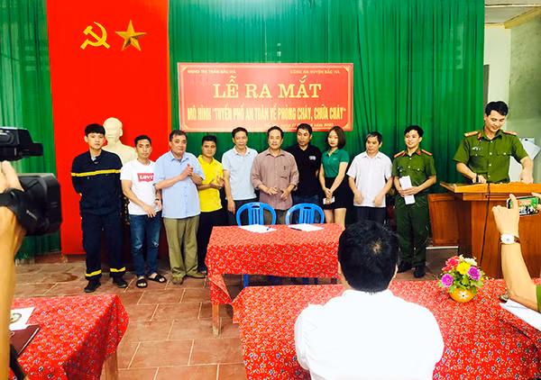 Đại diện các hộ gia đình và các cơ sở kinh doanh trên tuyến phố ký cam kết thực hiện xây dựng mô hình tuyến phố an toàn phòng cháy chữa cháy đầu tiên của thị trấn Bắc Hà
