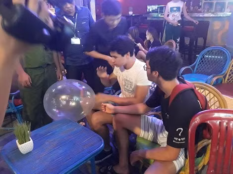 Các bạn trẻ vô tư sử dụng "bóng cười" trên phố Tây.