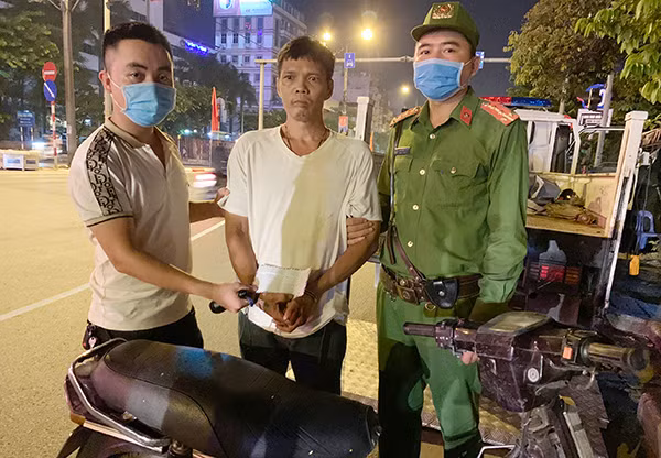 Đối tượng Trịnh Trọng Tiến bị phát hiện với ma túy được giấu tinh vi trong lớp khẩu trang.