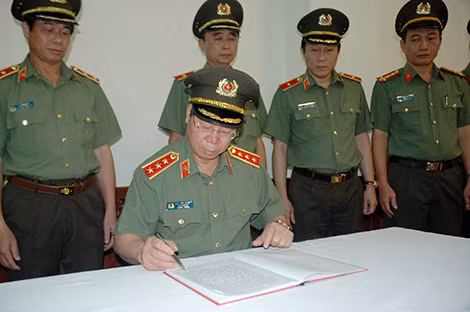 Thứ trưởng Bùi Văn Nam xúc động viết sổ tang tưởng nhớ đồng chí Samane Vignaket.