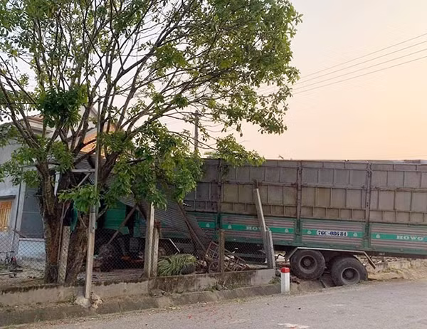 Hiện trường xe chở gỗ dăm lao vào nhà dân
