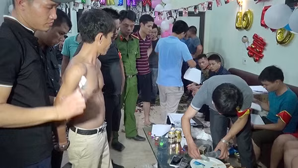 Các đối tượng bị công an bắt giữ Các đối tượng bị công an bắt giữ