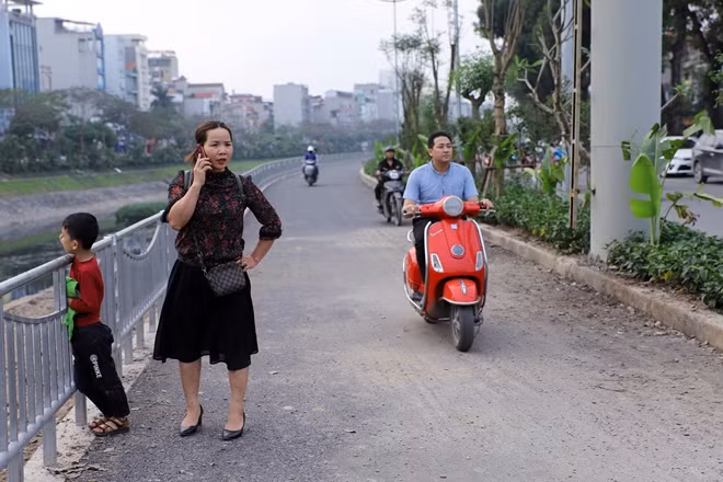 Người đi bộ và xe đạp đang phải miễn cưỡng chia sẻ làn đường trên với những phương tiện khác như xe máy. Điều này tiềm ẩn rất lớn nguy cơ xảy ra tai nạn.