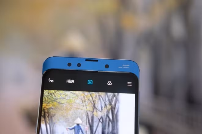 Xiaomi Mi MIX 3 được trang bị tới 4 camera. Camera selfie kép gồm một máy ảnh Sony IMX576 24 MP với kích thước điểm ảnh 1.8 micron, khẩu độ f/2.2 và máy ảnh phụ 2 MP cho chế độ chân dung và hiệu ứng bokeh.