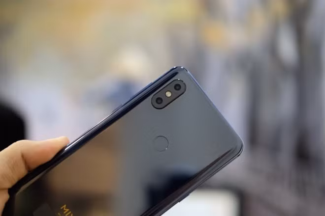 Cảm biến chính sử dụng kỹ thuật pixel binning trong các tình huống ánh sáng yếu để kết hợp dữ liệu từ bốn điểm ảnh, giảm độ phân giải xuống 6 MP và sau đó nâng cấp hình ảnh trở lại 24 MP. Chế độ chân dung được hỗ trợ các hiệu ứng ánh sáng và tính năng làm đẹp AI.