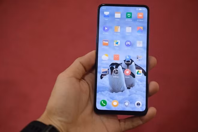 Vẫn giữ được thiết kế không phụ thuộc vào trào lưu tai thỏ, màn hình của Mi Mix 3 là loại màn AMOLED 6.39 inch full HD+ với tỷ lệ khung hình 19.5:9 và độ sáng tối đa 600 nits được phủ bởi lớp kính Gorilla Glass 5. Tỉ lệ màn hình trên thân máy đạt mức 93.4%, gần như không có các viền cạnh.