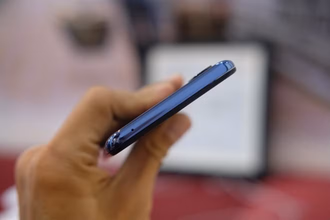 Cạnh trên của Mi Mix 3 không có sự xuất hiện của cổng hồng ngoại