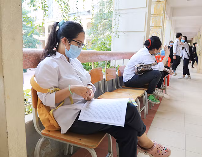 Thí sinh tranh thủ ôn bài trước giờ vào phòng thi.