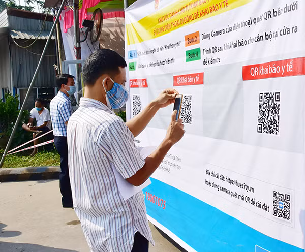 Người dân Thừa Thiên-Huế quét mã QR khai báo y tế trên hệ thống Hue-S.