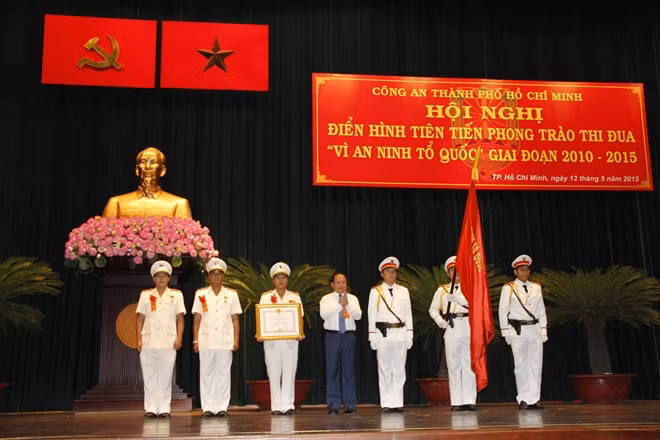 Thừa ủy quyền của Chủ tịch nước, lãnh đạo UBND TP Hồ Chí Minh trao Huân chương Chiến công hạng ba cho Đội CSĐT tội phạm về ma túy Công an quận 1.